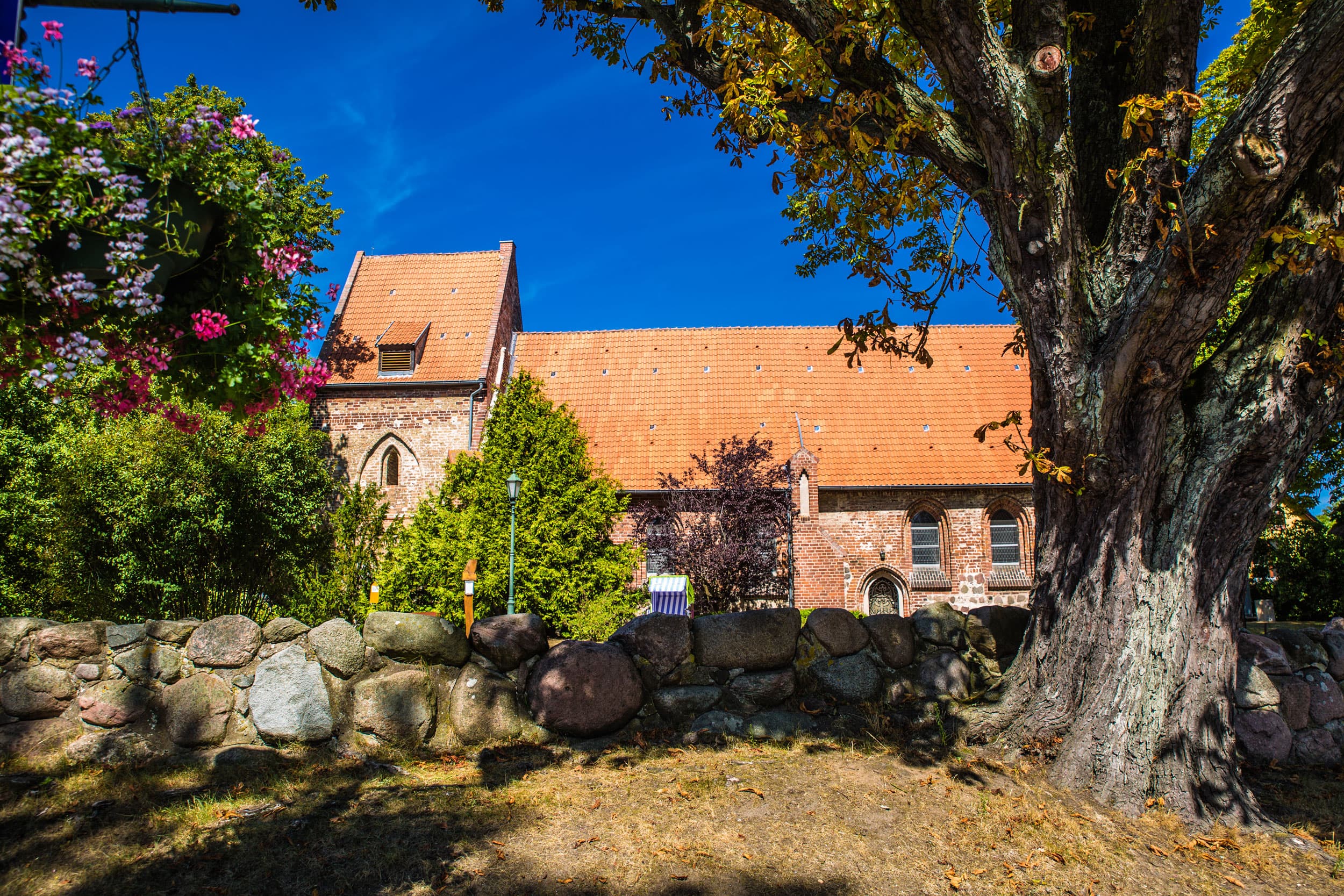 Koserower Kirche im Frühling