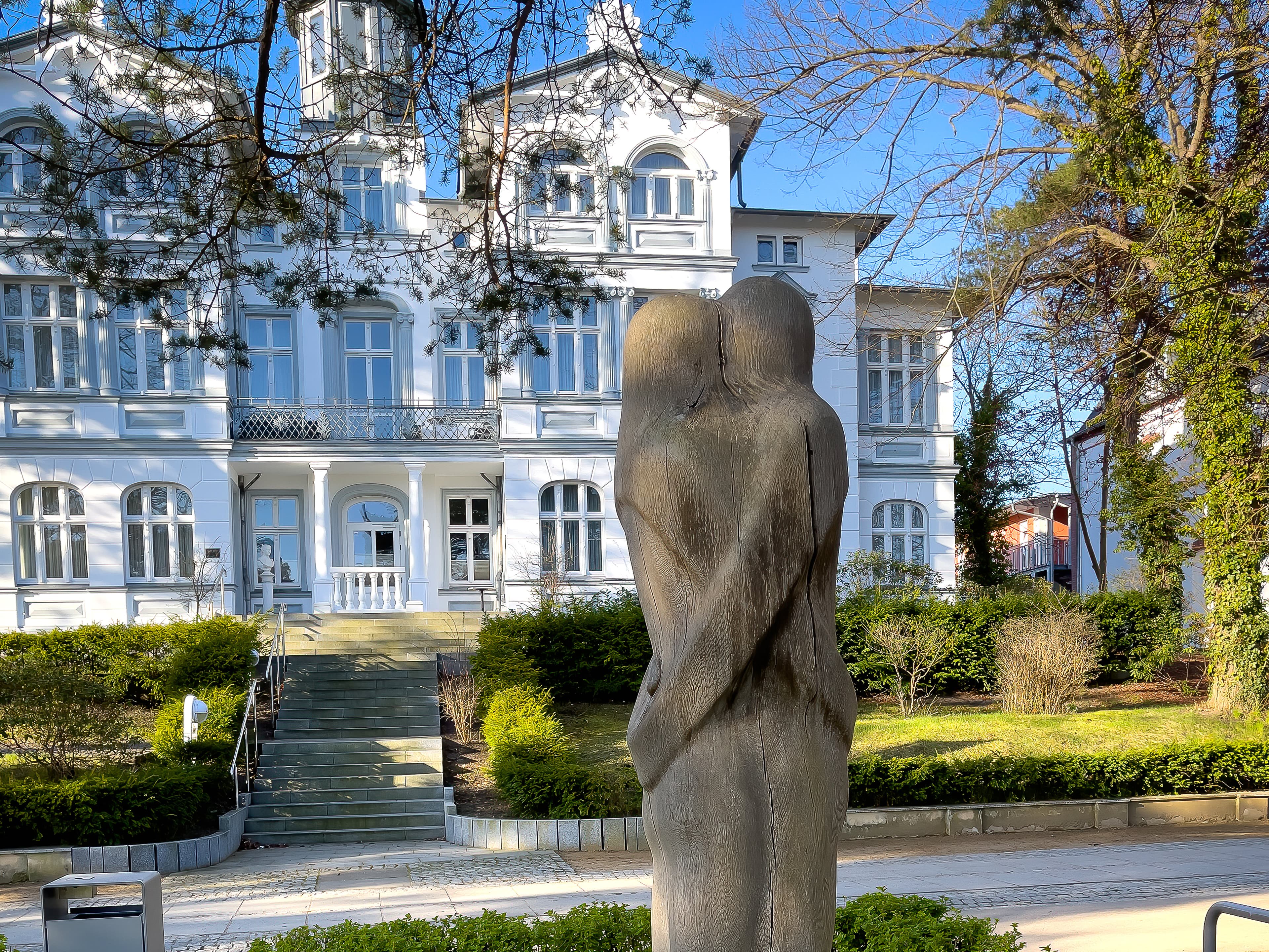 Holzskulptur vor Bäderarchitektur-Villa in Zinnowitz