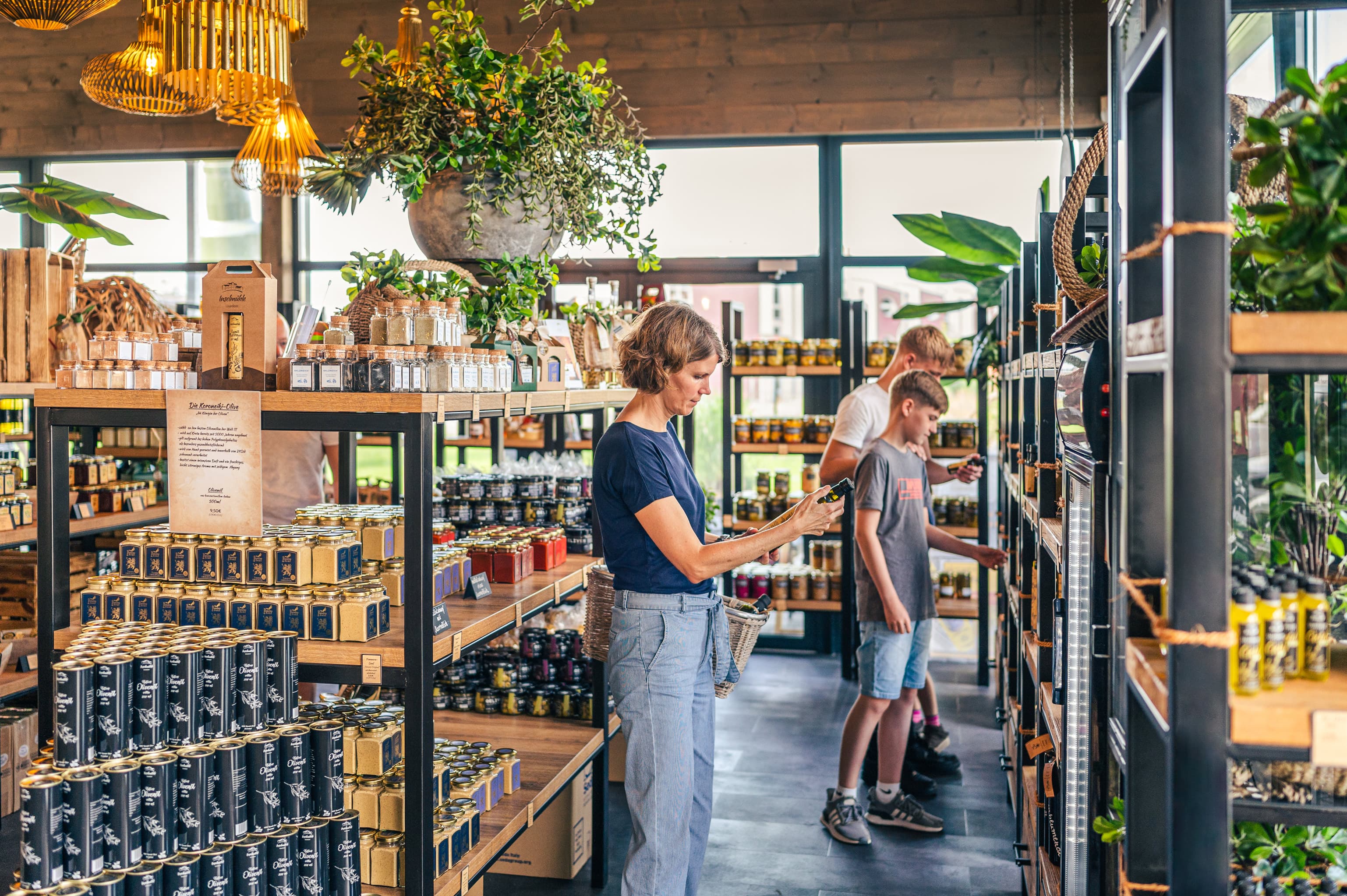 Familie beim einkaufen in der Insel-Mühle-Usedom