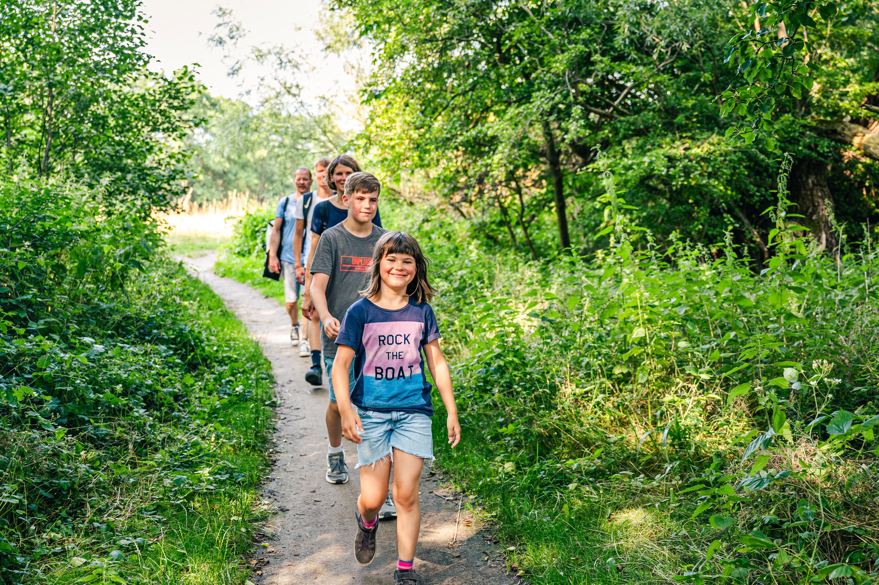 Familie auf einem Wanderweg der Halbinsel Gnitz