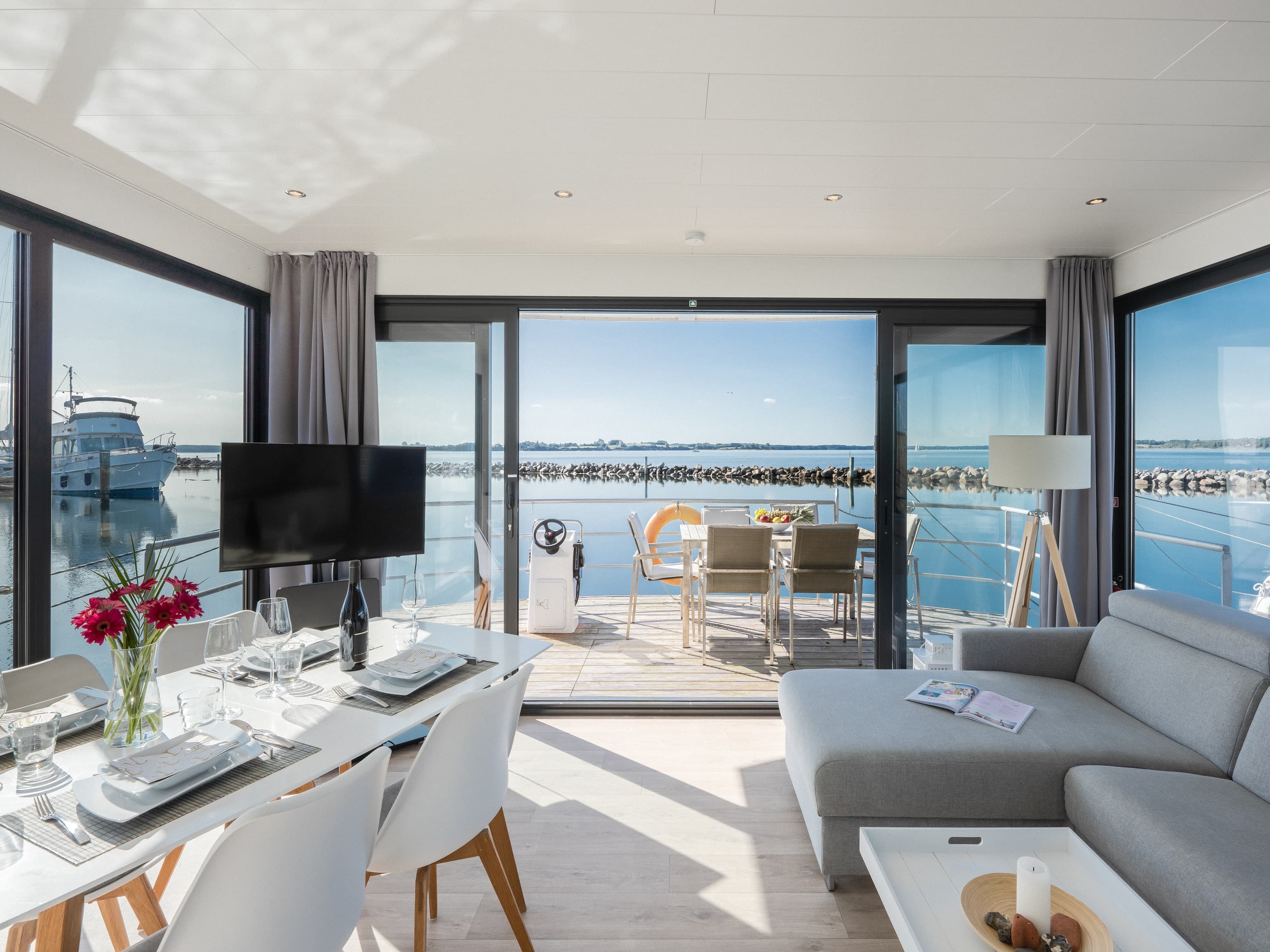 Innenansicht eines Hausbootes mit Blick auf das Wasser