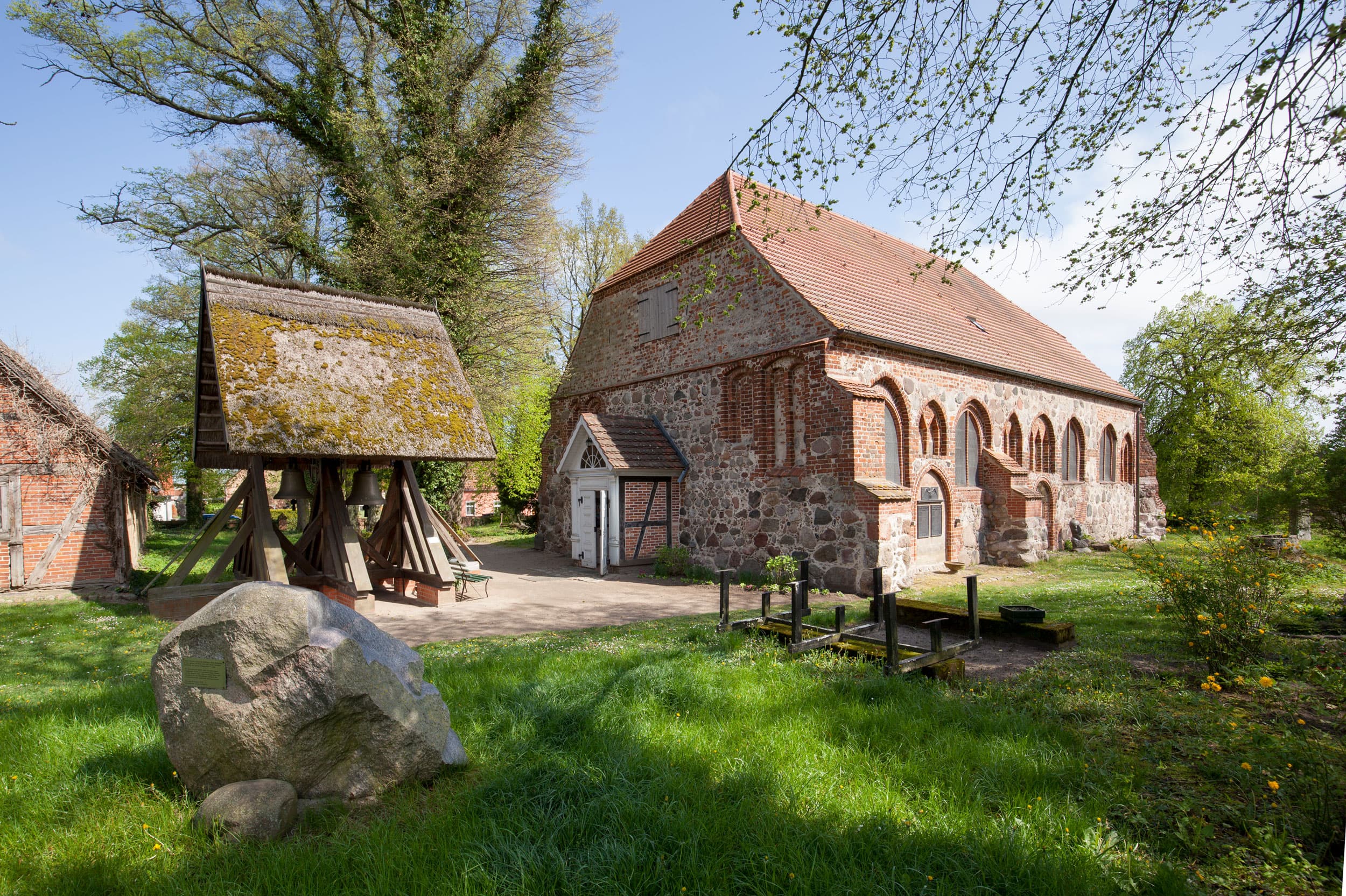 Kirche in Liepe mit Glockenturm