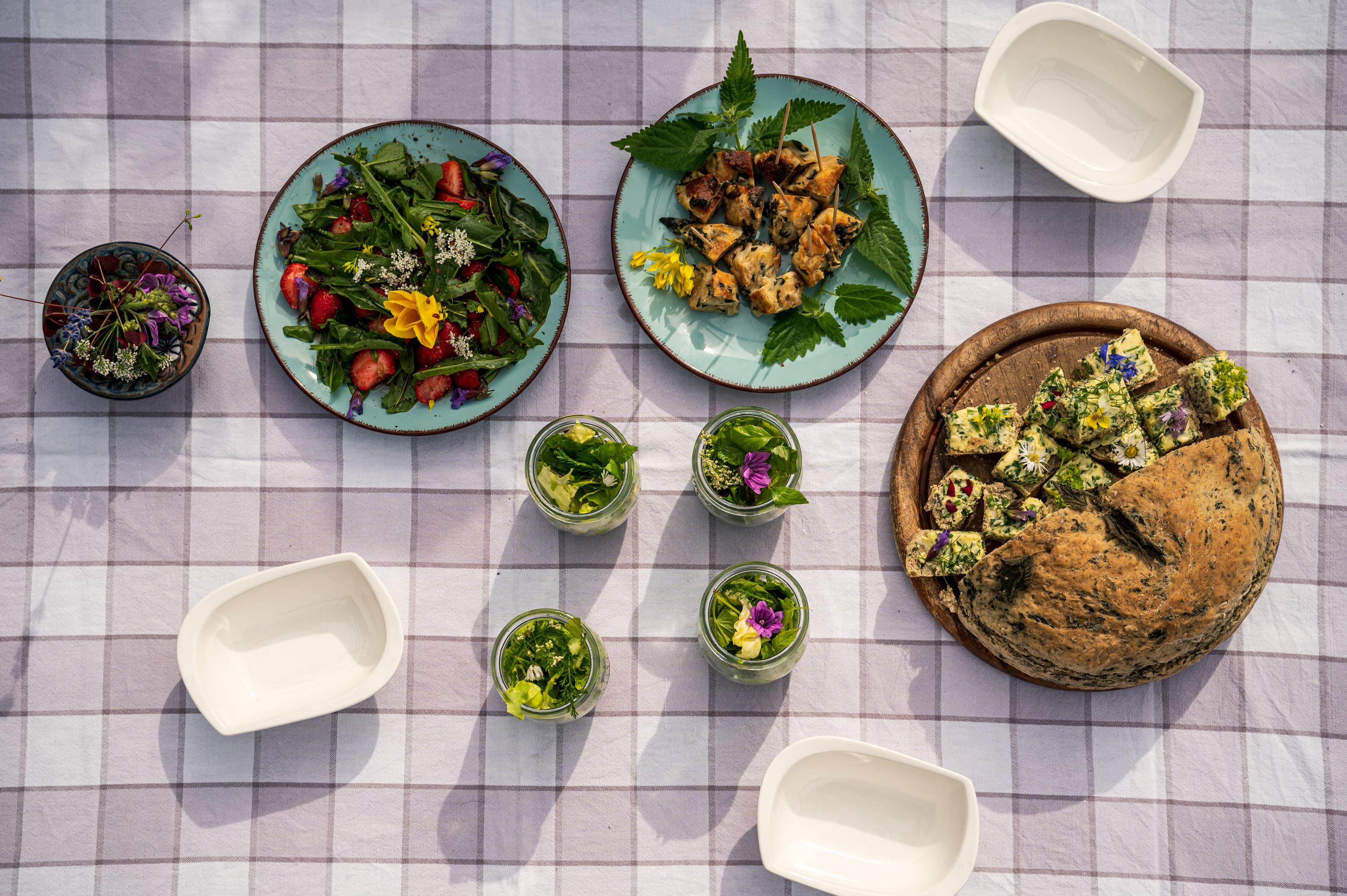 Gedeckter Tisch mit Kräuterprodukten