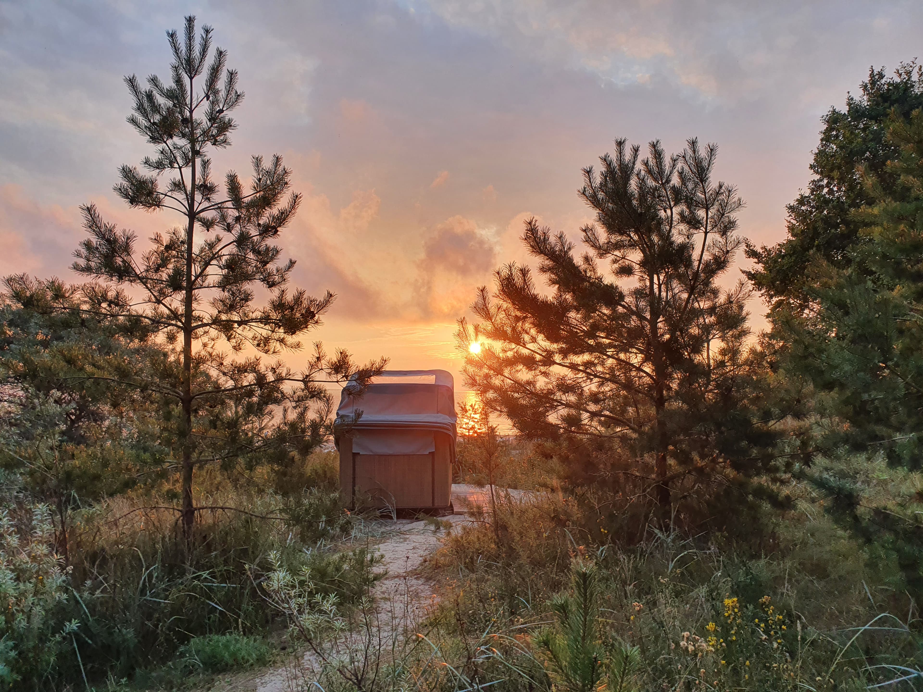 Schlafstrandkorb am Strand mit Sonnenaufgang
