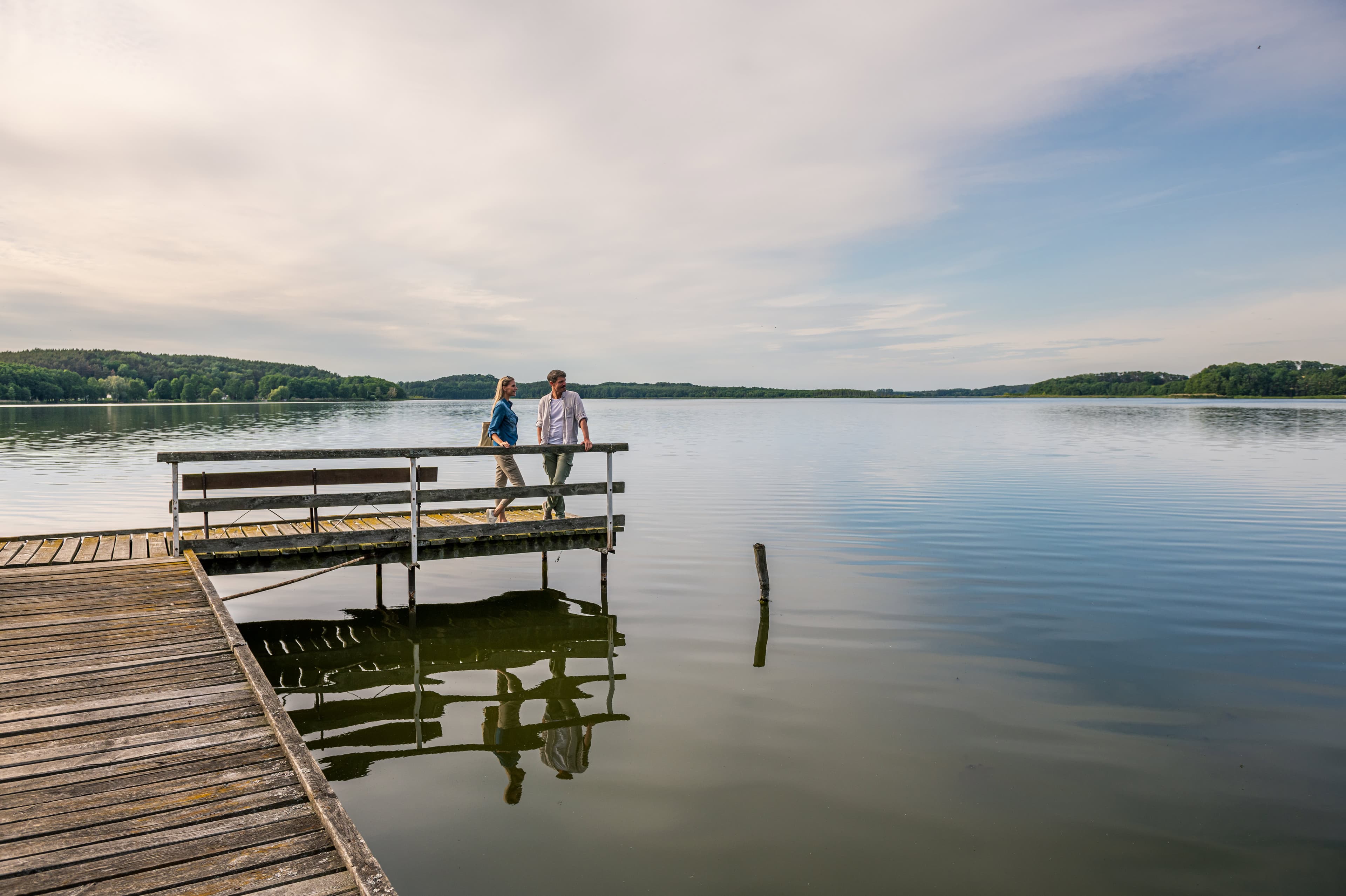 Pärchen auf einem Steg am See