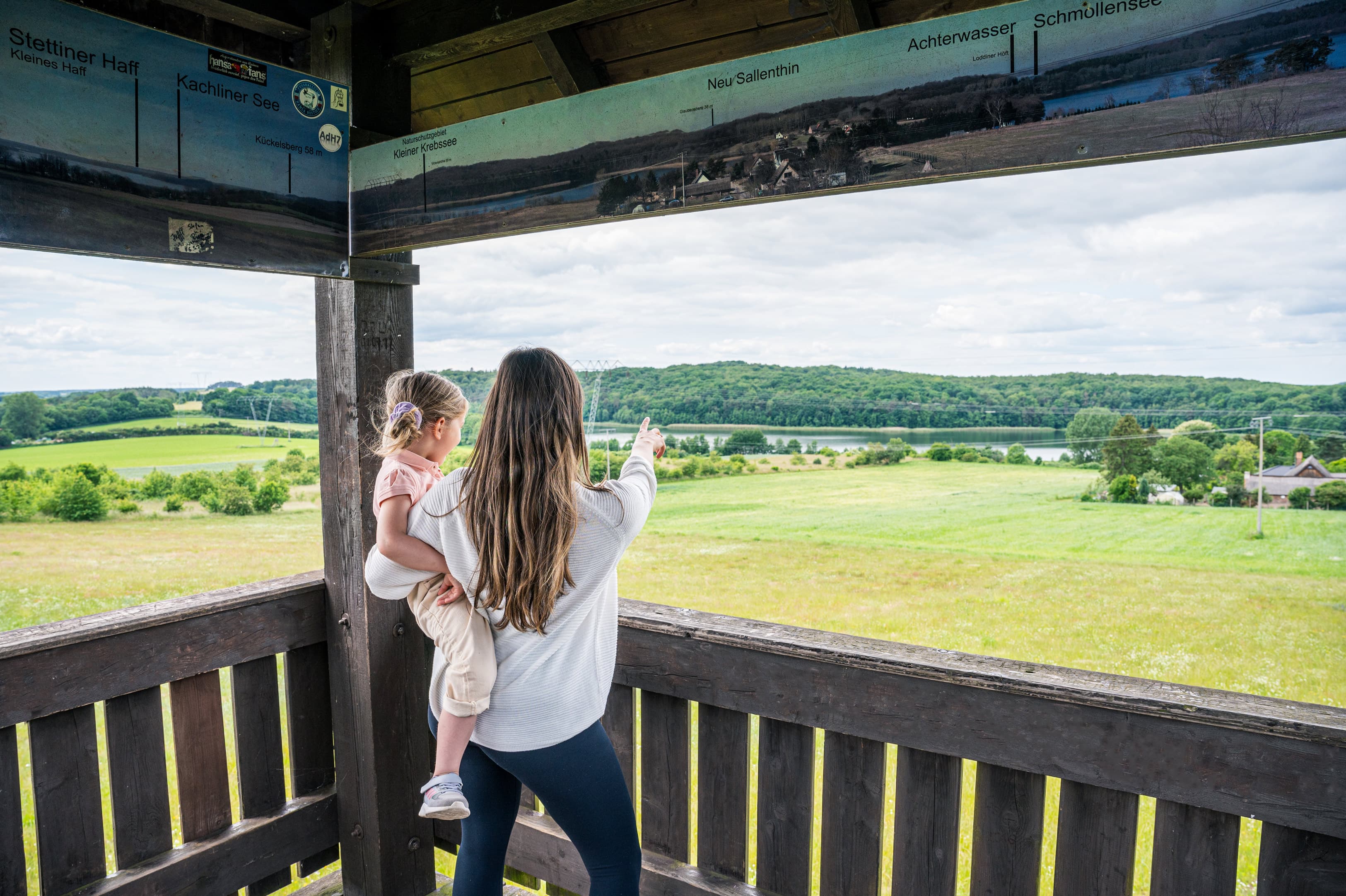 Frau mit Kind auf einem Aussichtsturm