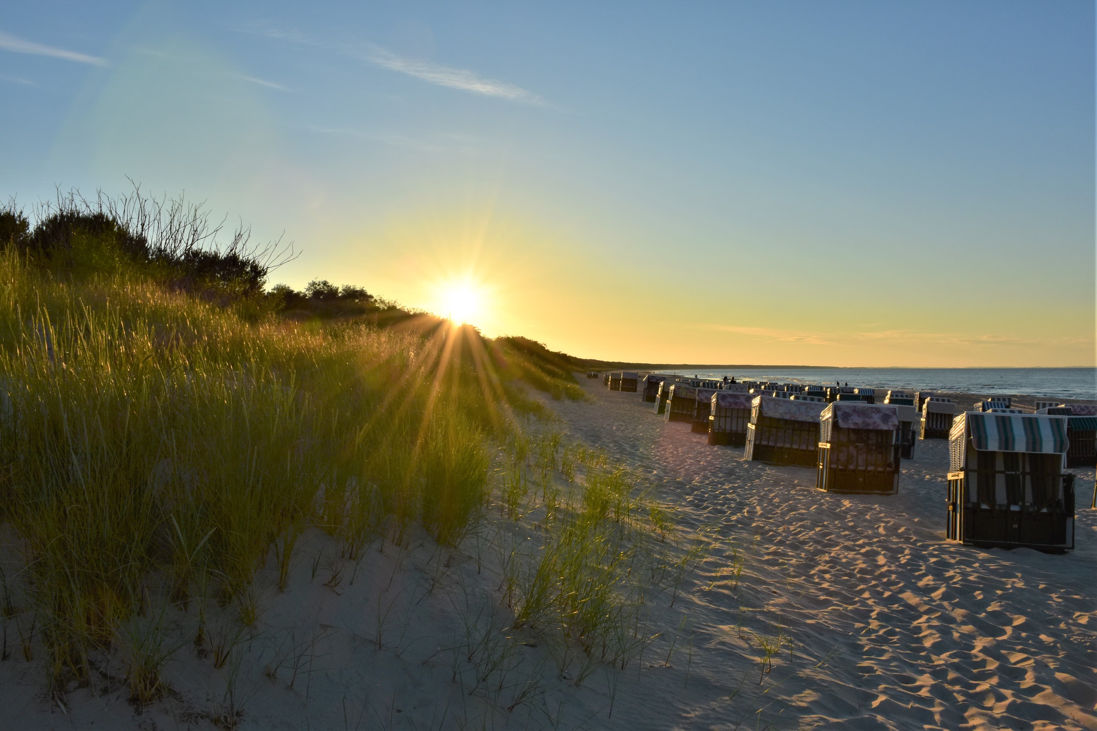 Sonnenuntergang am Strand mit Strandkörben