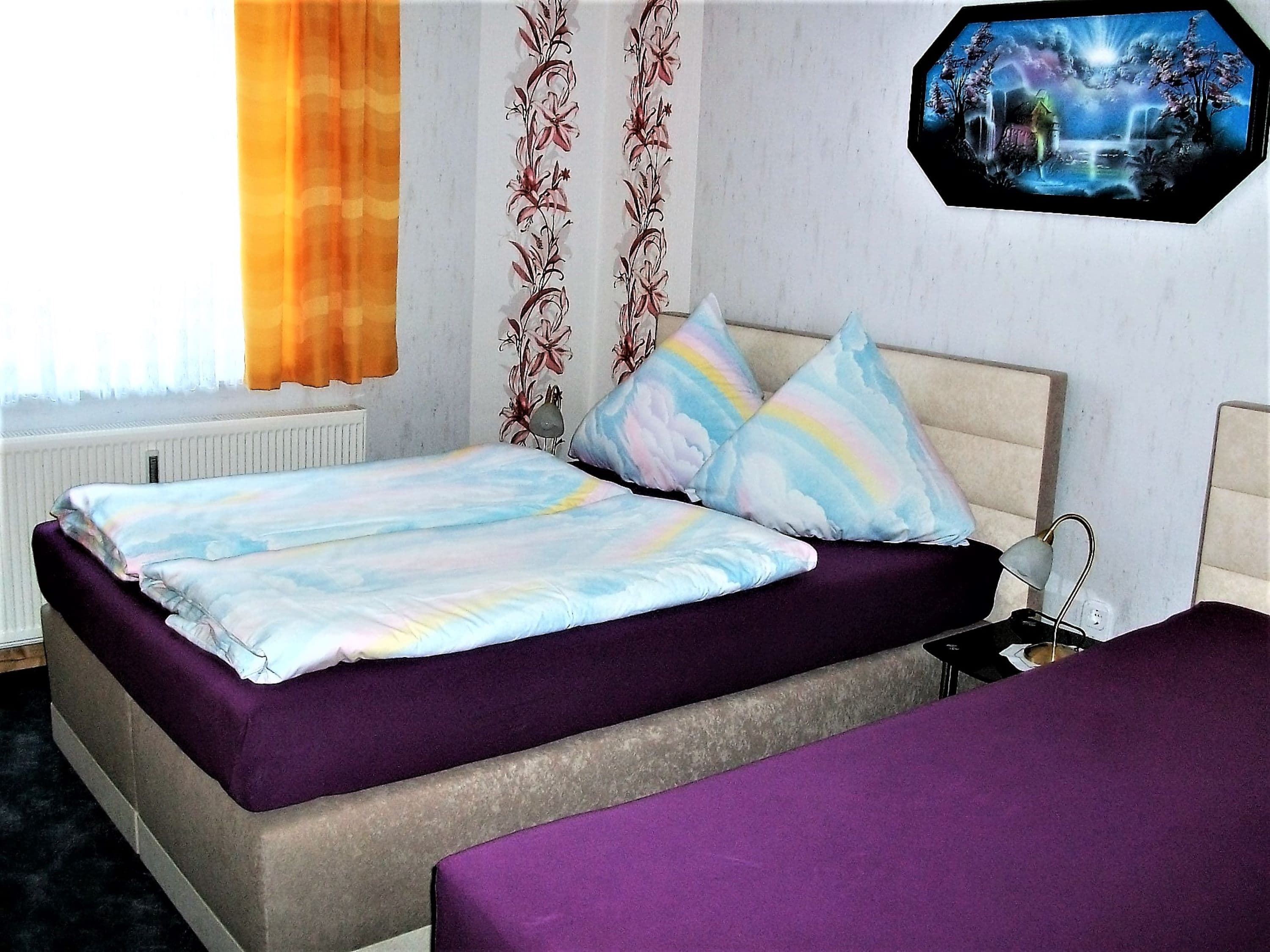 Schlafzimmer mit Doppelbett