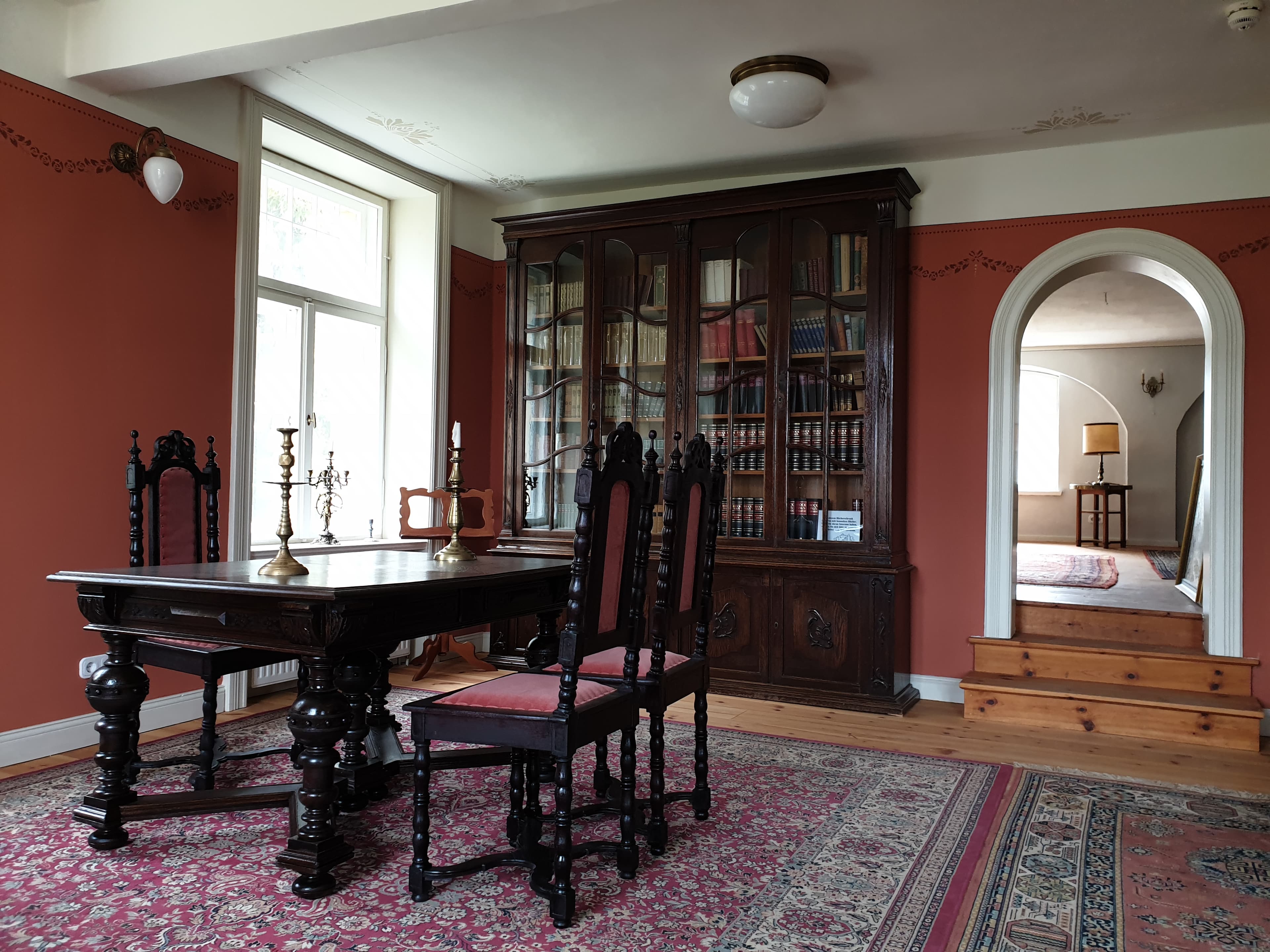 Ausstellungsraum mit Schreibtisch und Bücherschrank im Schloss Stolpe