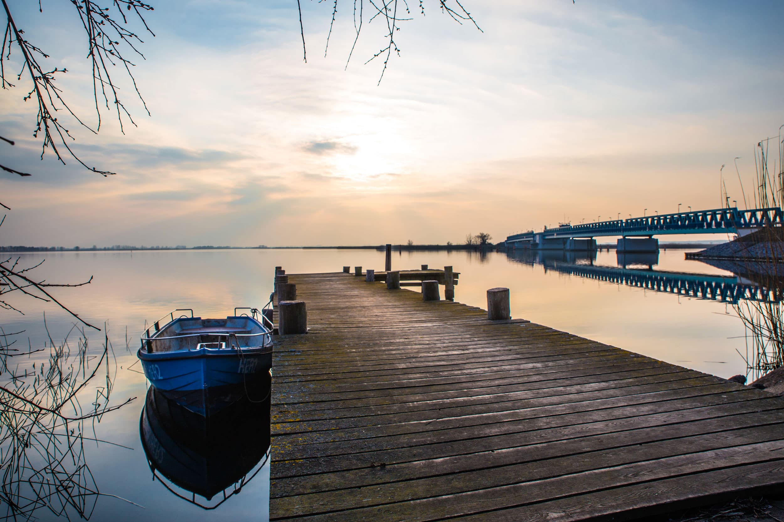 Das Bild zeigt den Blick auf die Zecheriner Brücke vom Hafen in Zecherin im Usedomer Winkel.