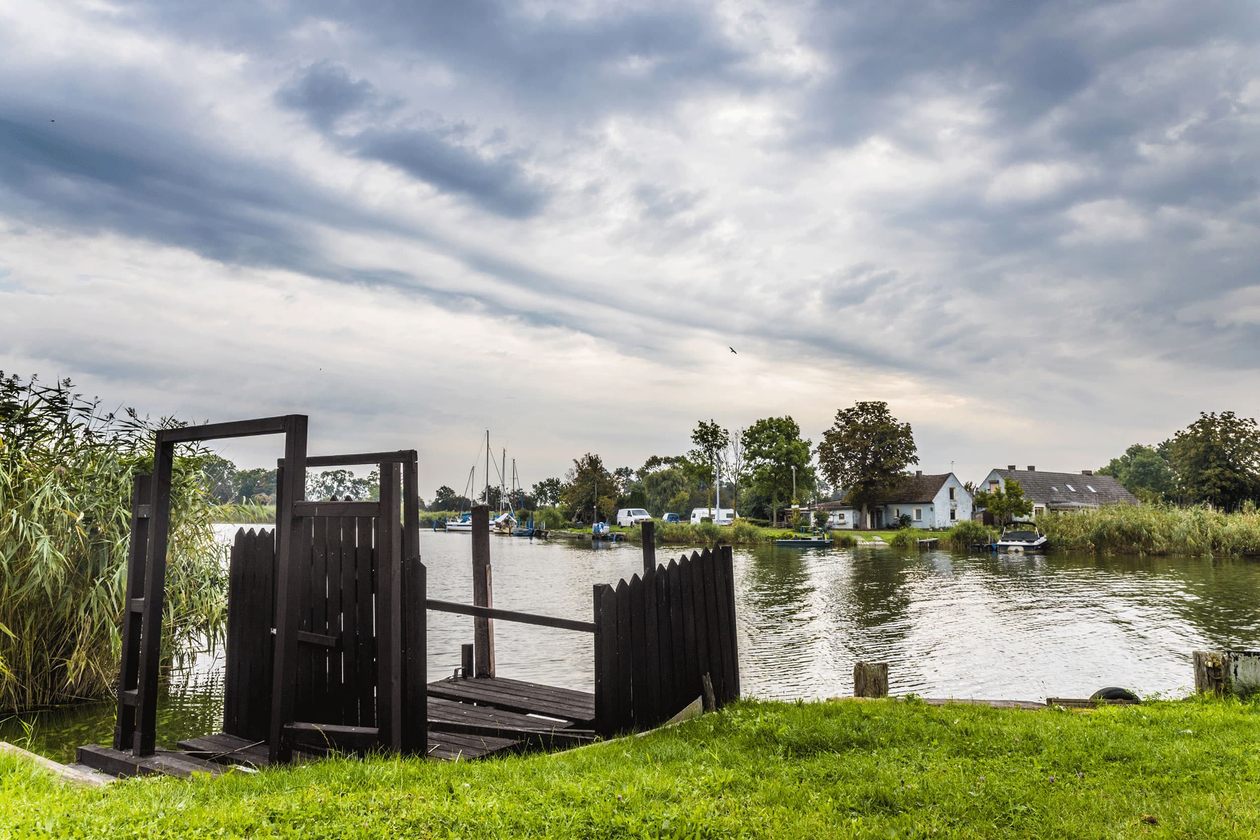 Das Bild zeigt den Steg für die kleine Personenfähre zwischen Westklüne und Ostklüne.