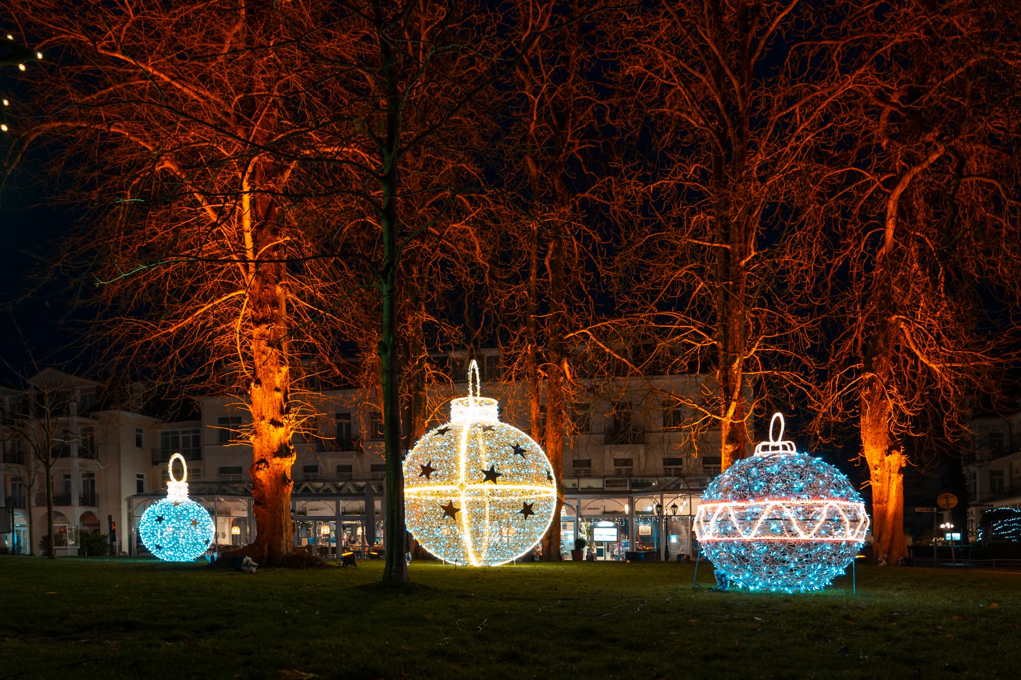 Beleuchtete Weihnachtskugeln