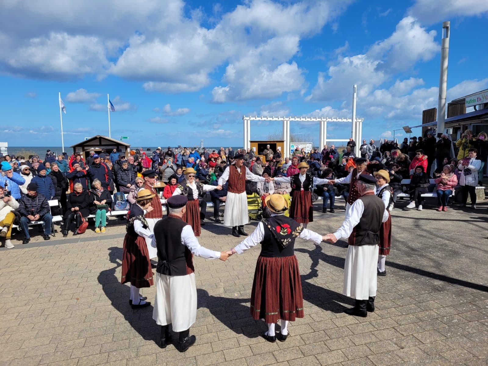 Tanzgruppe in Trachtenmode auf dem Seebrückenvorplatz