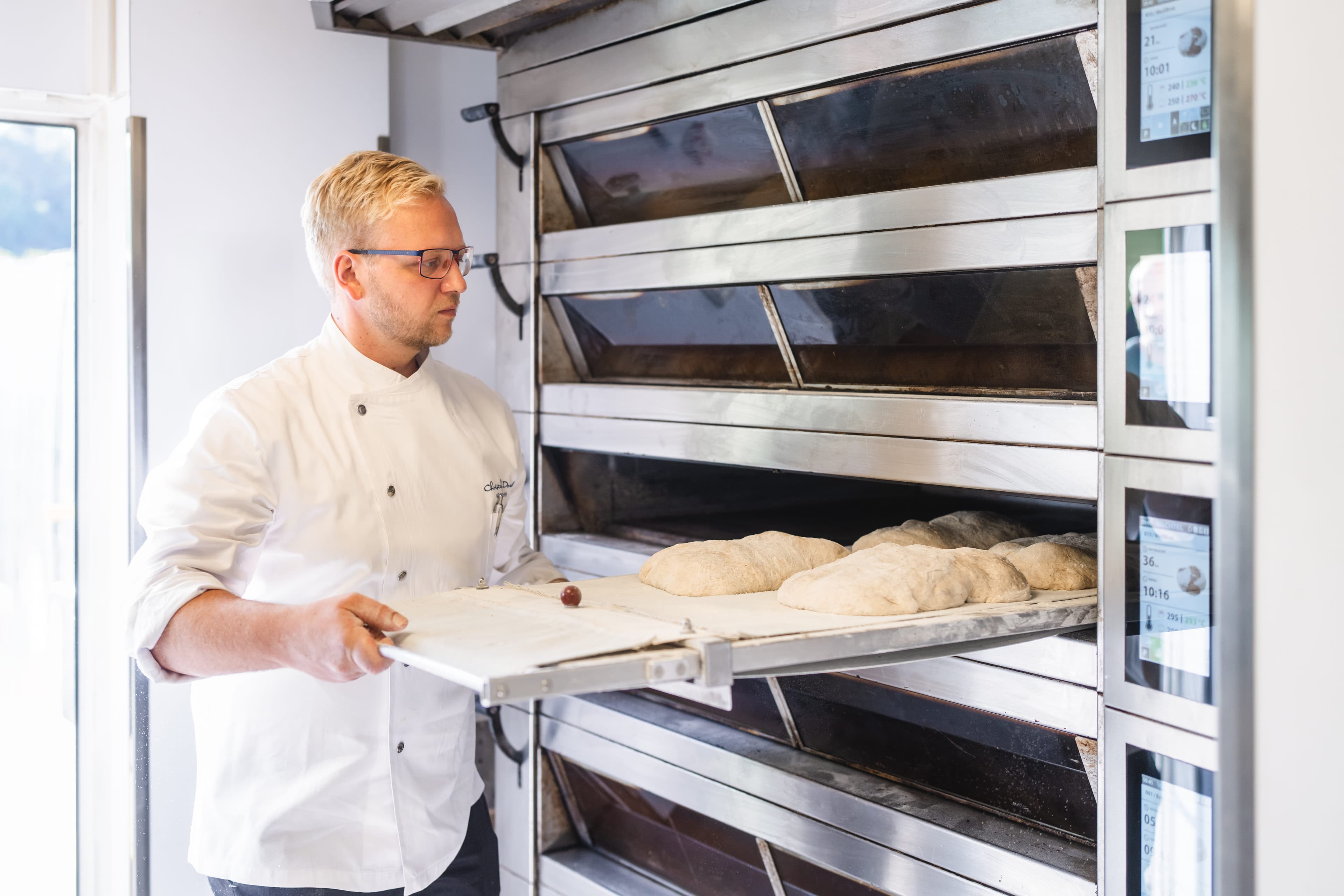 Brot backen in der Bäckerei von Casa Familia
