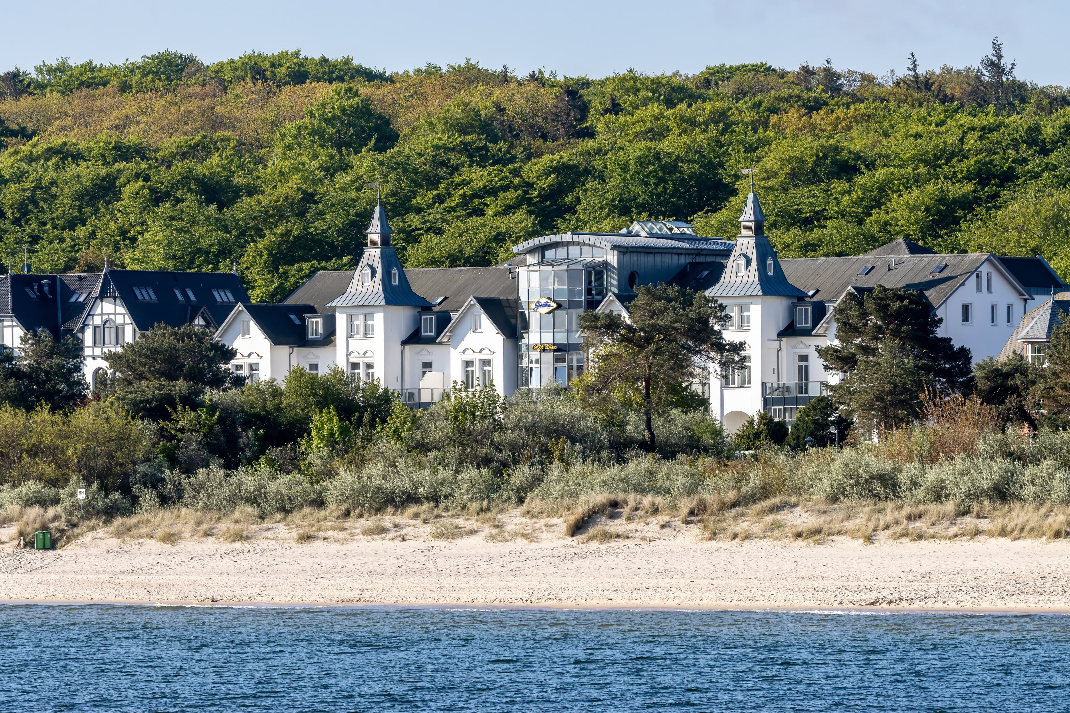 Weiße Bäderarchitektur-Villen am Strand von Zinnowitz
