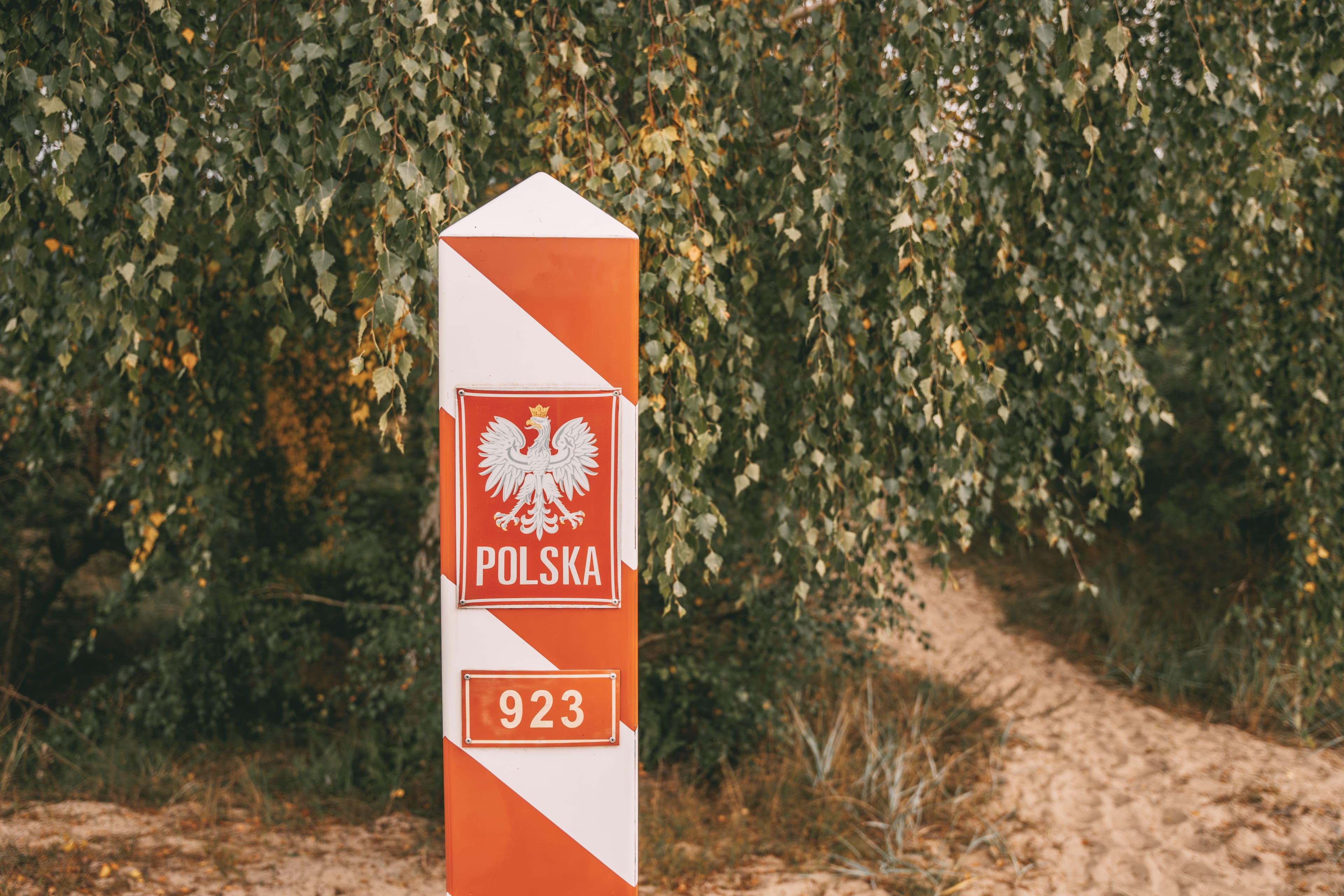 rot-weißer polnischer Grenzpfahl