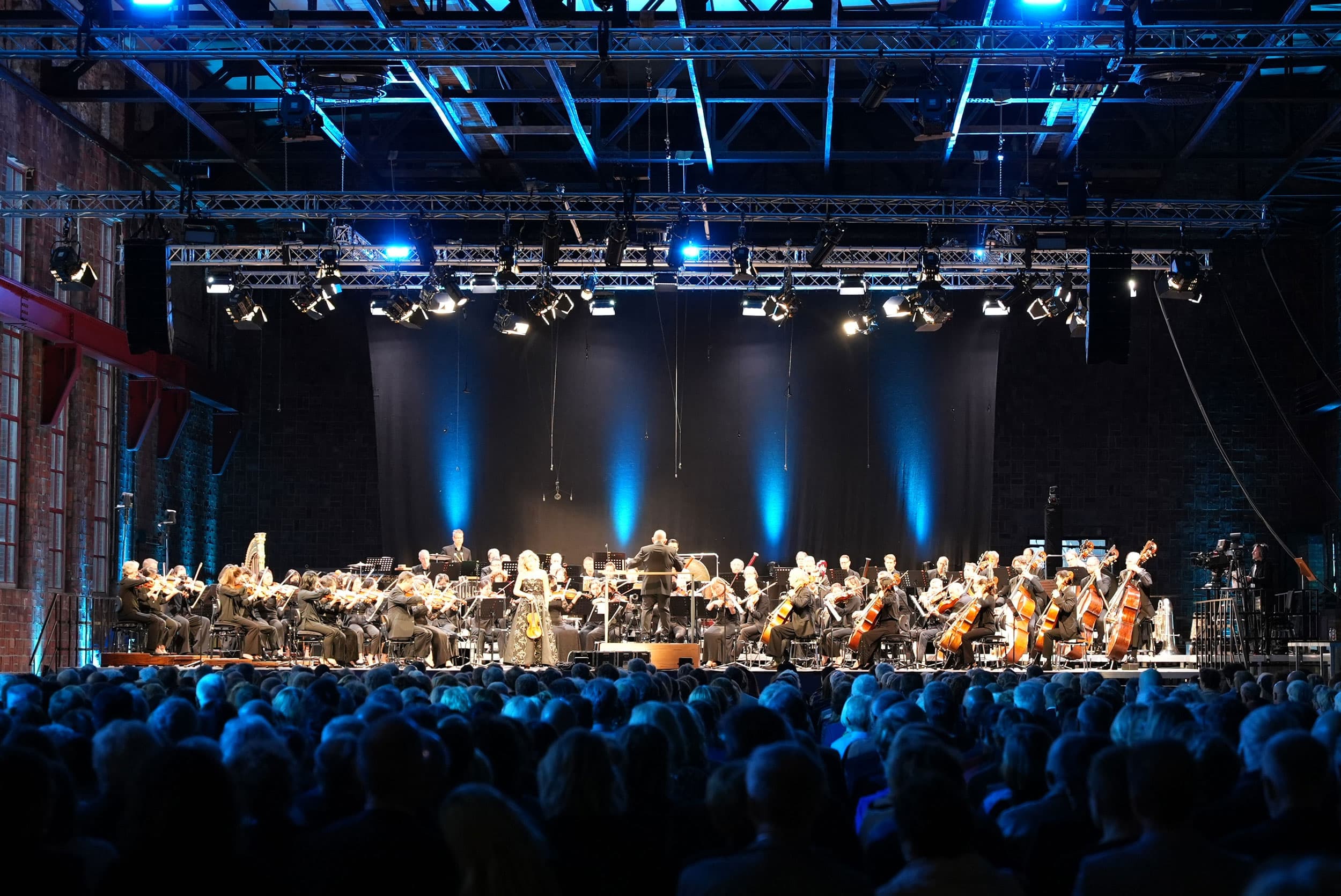 Das Bild zeigt ein Konzert im Turbinensaal des Historisch Technischen Museum in Peenemünde.