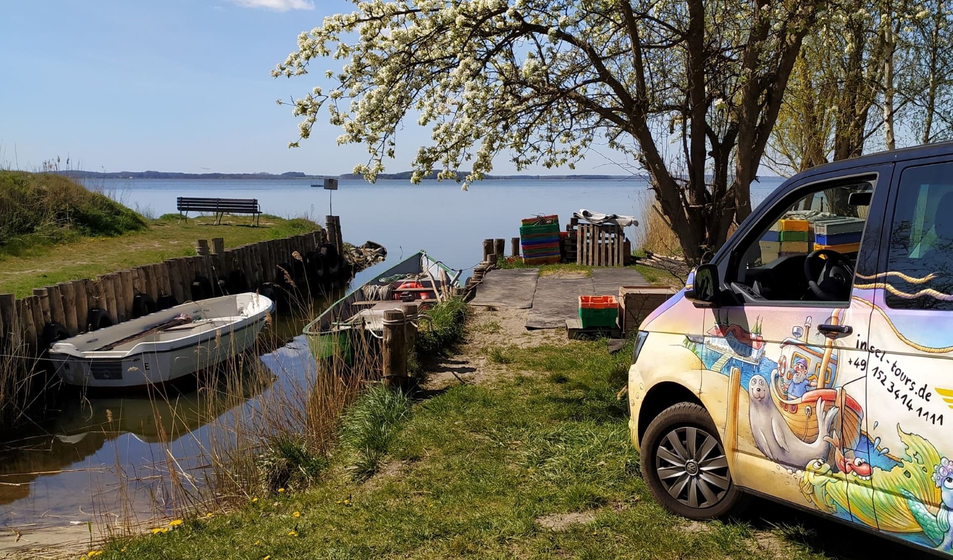 Bunter "InselTours"-Bus am Hafen von Warthe